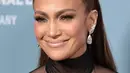 Jennifer Lopez menghadiri pemutaran perdana "Halftime" pada malam pembukaan Festival Tribeca di New York City, 8 Juni 2022. Tampilan glamournya dilengkapi dengan lipstik merah muda mengkilap, eyeshadow abu-abu smokey serta sapuan blush on yang terlihat youthful dan fresh. ((Jamie McCarthy /Getty Images via AFP)