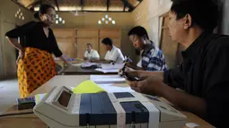 Seorang petugas pemilihan India menyiapkan surat suara di salah satu TPS yang ada di Bungthuam, ibukota negara bagian India timur laut Mizoram pada Jumat (11/4/2014). (AFP PHOTO/Arindam DEY)