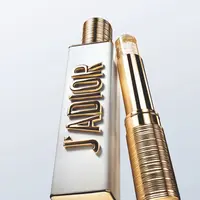 Dua parfum andalan, J’adore Eau de Parfum dan L’Or de J’adore, kini hadir dalam versi solid yang dikemas dalam case couture berdesain modern dan sangat travel-friendly. Produk ini menjadi aksesori kecantikan yang mudah dibawa, sekaligus memberi sentuhan glamor dalam ritual wewangian harian. [dok/dior].
