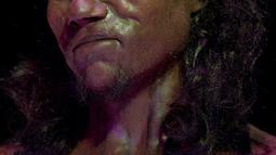 Rekonstruksi wajah Cheddar Man', di Museum Sejarah Nasional, London, (6/2). Rekontruksi ini dibuat berdasarkan hasil dari tes DNA yang dilakukan ilmuwan dari Natural History Museum Inggris dan University College London. (AFP Photo/Justin Tallis)