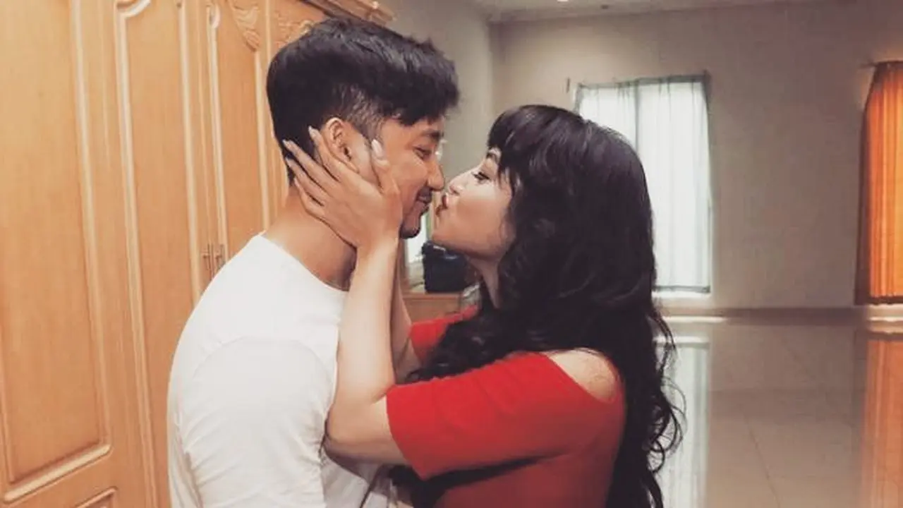 [Bintang] Dewi Perssik dan Angga Wijaya