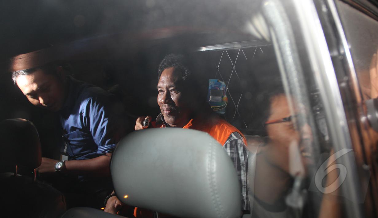 Zaini Arony langsung memasuki mobil yang telah menjemputnya usai menjalani pemeriksaan di KPK, Jakarta, selasa (17/3/2015). Ia diperiksa terkait kasus dugaan pemerasan proses permohonan izin di Lombok Barat.(Liputan6.com/Helmi Afandi)