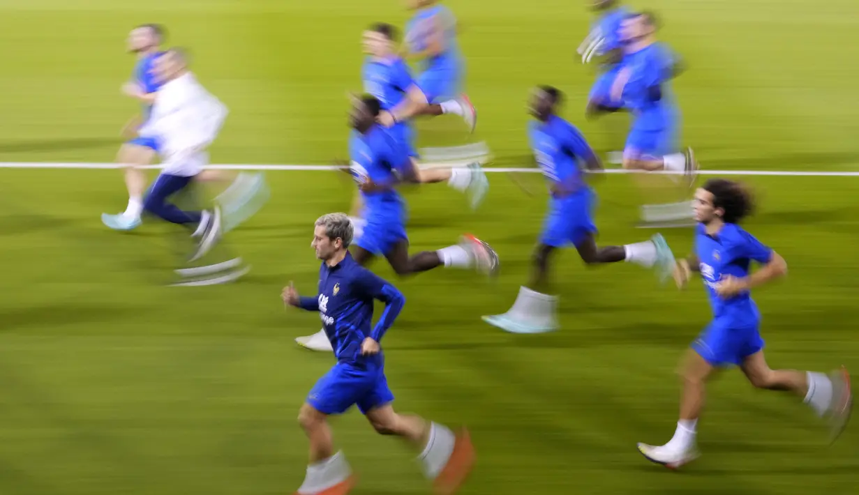 Para pemain Prancis melakukan pemanasan selama sesi latihan di stadion Jassim Bin Hamad di Doha, Qatar, Jumat (16/12/2022). Prancis akan melawan Argentina pada pertandingan final Piala Dunia 2022 di Lusail Iconic Stadium, Minggu (18/12/2022). (AP Photo/Petr David Josek)