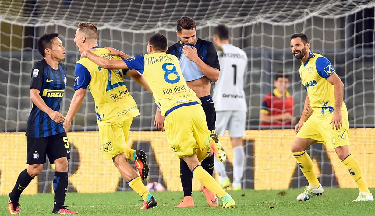 Pemain Chievo merayakan gol yang dicetak Valter Birsa ke gawang Inter Milan pada laga Serie A Italia di Stadion Marcantonio Bentegodi, Verona, Italia, Minggu (21/8/2016) atau dini hari WIB. Chievo menang 2-0 atas Inter Milan. (AFP/Giuseppe Cacace)