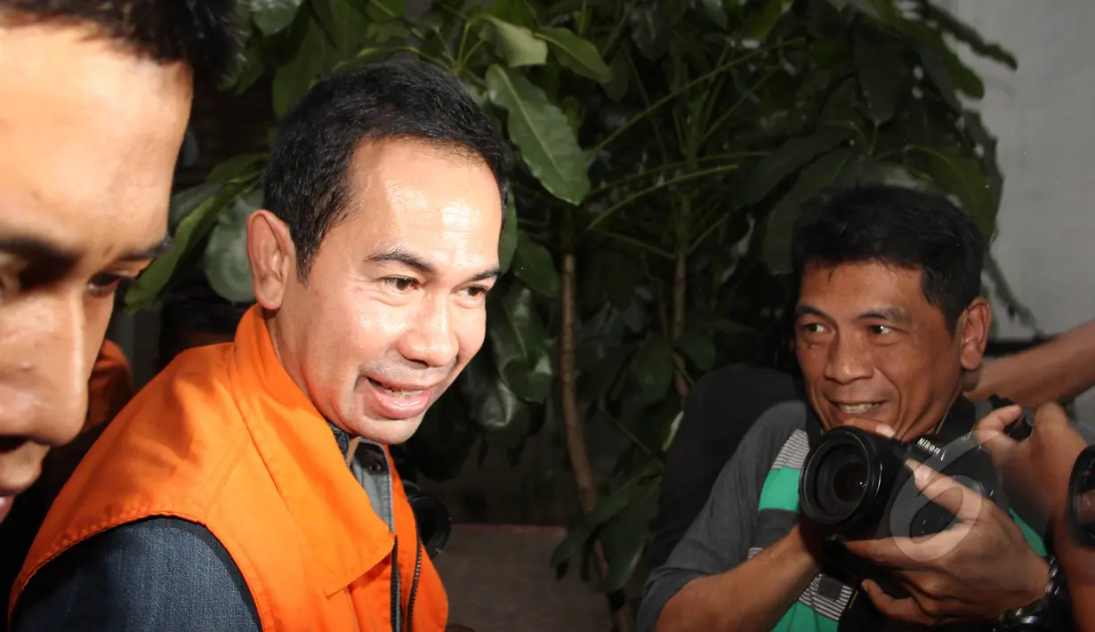 Terpidana kasus suap sengketa Pilkada Lebak di MK, Tubagus Chaeri Wardana alias Wawan meninggalkan Rutan KPK, Jakarta, (17/3/2015). Wawan yang status hukumnya sudah berkekuatan tetap dieksekusi ke LP Sukamiskin, Jabar. (Liputan6.com/Helmi Afandi)