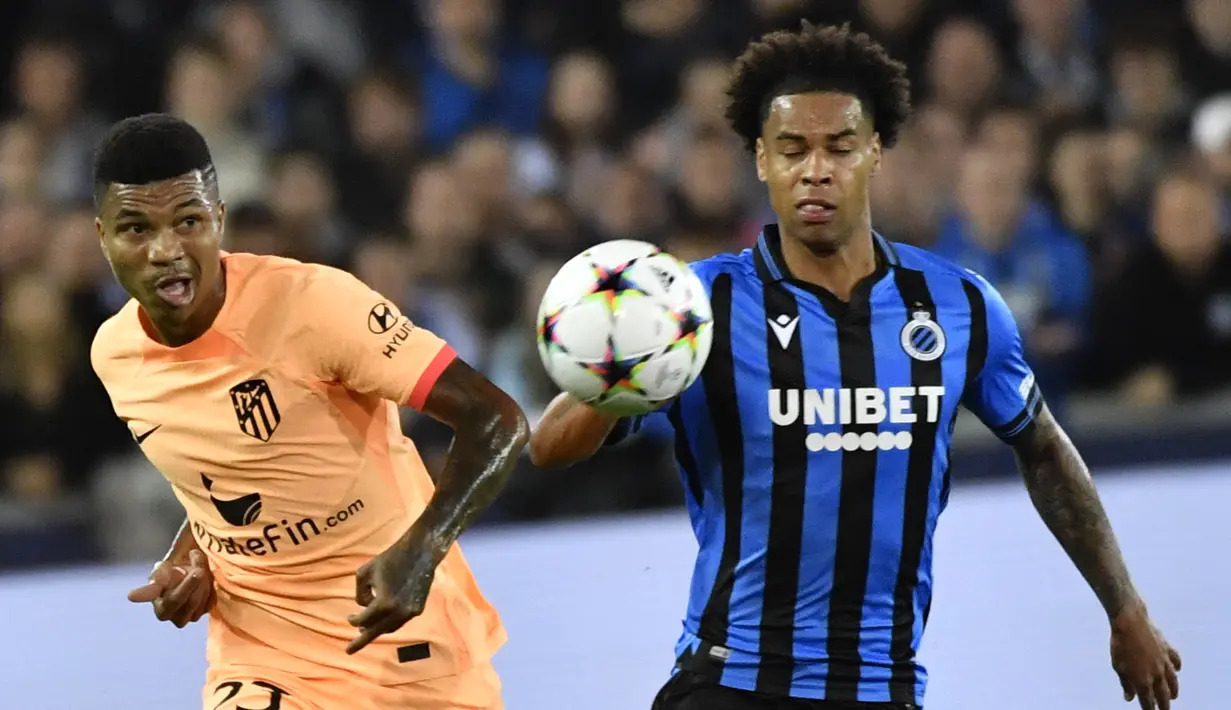 Bek Atletico Madrid Reinildo Mandava berebut bola melawan penyerang Club Brugge Tajon Buchanan pada matchday ketiga Grup B Liga Champions 2022/23 di Jan Breydel Stadium, Rabu (5/10/2022) dinihari WIB. Atletico Madrid pulang dengan nestapa saat melawat ke markas Club Brugge. (AP Photo/Geert Vanden Wijngaert)