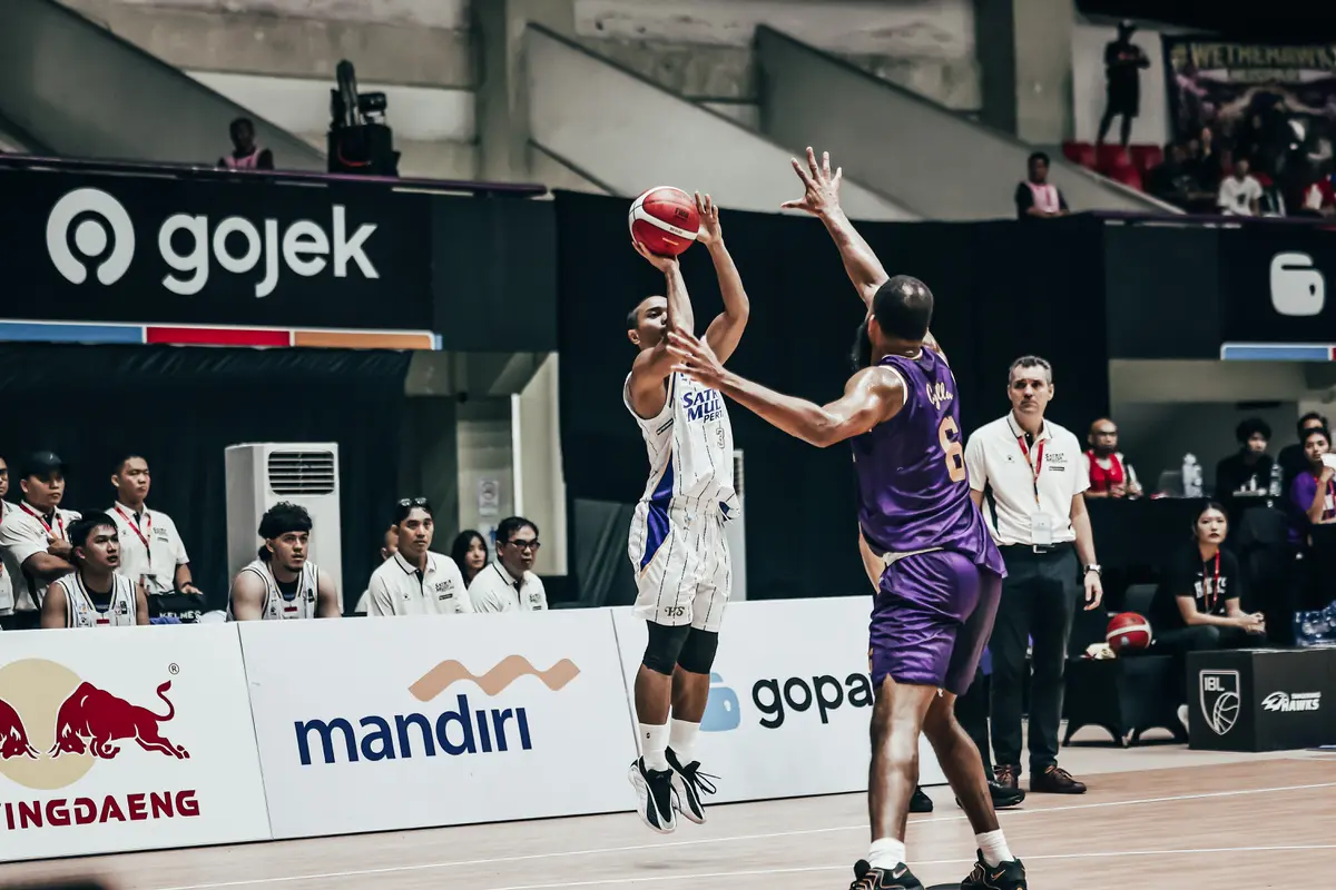 Pemain Satria Muda Yudha Saputera saat melawan Hawks di IBL 2026