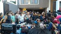 Polisi menyita sejumlah barang diduga milik pelaku perampokan di Pondok Indah, Jakarta Selatan. (Liputan6.com/Oscar Ferri)