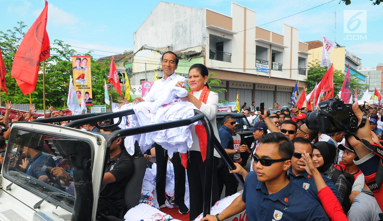 Capres 01 Joko Widodo di dampingi Istri Iriana Joko Widodo saat kampanye terbuka di Banyumas, Jawa Tengah, Kamis (4/4). Dalam kampanye tersebut Jokowi mengajak para pendukung untuk memerangi hoax dan memenangkan pasangan no urut 01 Jokowi-ma'ruf di banyumas.(Liputan6.com/Angga Yuniar)