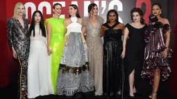 Penyanyi Rihanna bersama Cate Blanchett, Awkwafina, Sarah Paulson, Anne Hathaway, Sandra Bullock, Mindy Kaling, Helena Bonham Carter menghadiri pemutaran perdana film  "Ocean's 8" di Alice Tully Hall di New York (5/6). (AP Photo/Evan Agostini)