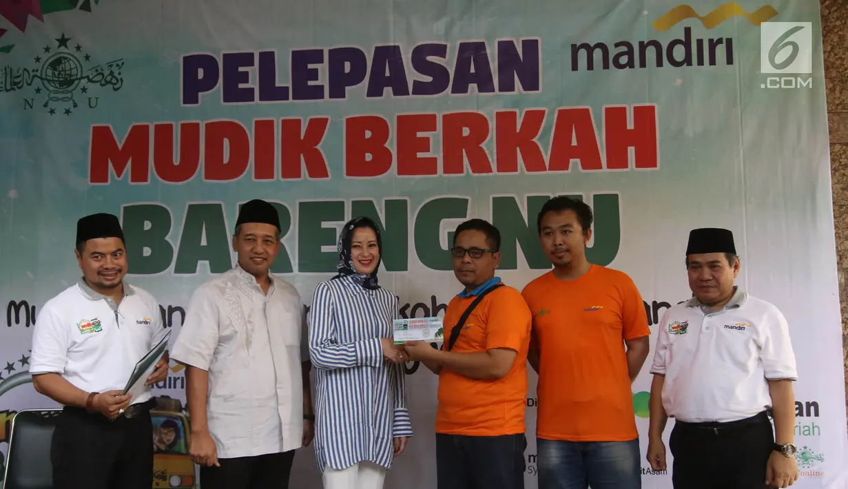 Pejabat Eksekutif Hubungan Kelembagaan Bank Mandiri Alexandra Askandar menyerahkan tiket gratis saat melepas peserta mudik bareng NU-Bank Mandiri di Kantor PBNU, Jakarta (9/6). Mudik gratis ini memberangkatkan 3.000 Nahdliyin. (Liputan6.com/Arya Manggala)
