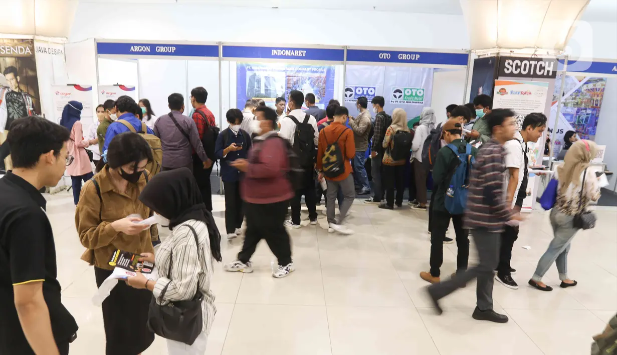 Lalu lalang para pencari kerja di Jakarta Job Fair 2023. (Liputan6.com/Herman Zakharia)