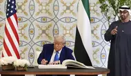 Presiden Amerika Serikat Donald Trump menandatangani buku tamu didampingi Presiden Uni Emirat Arab Mohammed bin Zayed Al Nahyan, Kamis (15/5/2025), di Abu Dhabi. (Dok. AP/Alex Brandon)