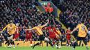 Gelandang Liverpool, Georginio Wijnaldum, berebut bola dengan pemain Wolverhampton Wanderers, Ruben Neves, pada laga Premier League 2019 di Stadion Anfield, Minggu (29/12). Liverpool menang 1-0 atas Wolverhampton. (AP/Jon Super)