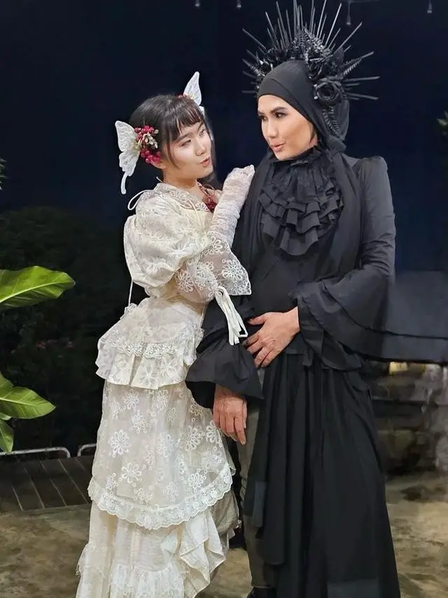 5 Potret Gaya Unik Anak Nicky Astria di Resepsi Pernikahannya, Pakai Kostum ala Era Abad Pertengahan