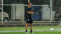 Pelatih Timnas Filipina U-16, Yuki Matsuda, saat memantau sesi latihan anak asuhnya di Lapangan Blulukan, Kabupaten Karanganyar, Minggu (23/6/2024), menjelang laga melawan Timnas Indonesia U-16. (Bola.com/Radifa Arsa)