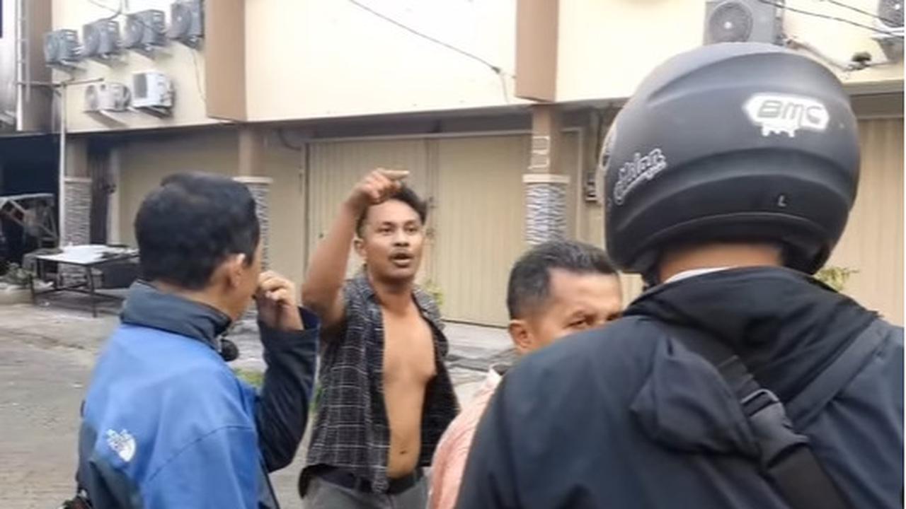 Pria Marah Bicara Kasar Sampai Buka Baju Tantang Jurnalis yang Liput Lowongan Kerja Bodong