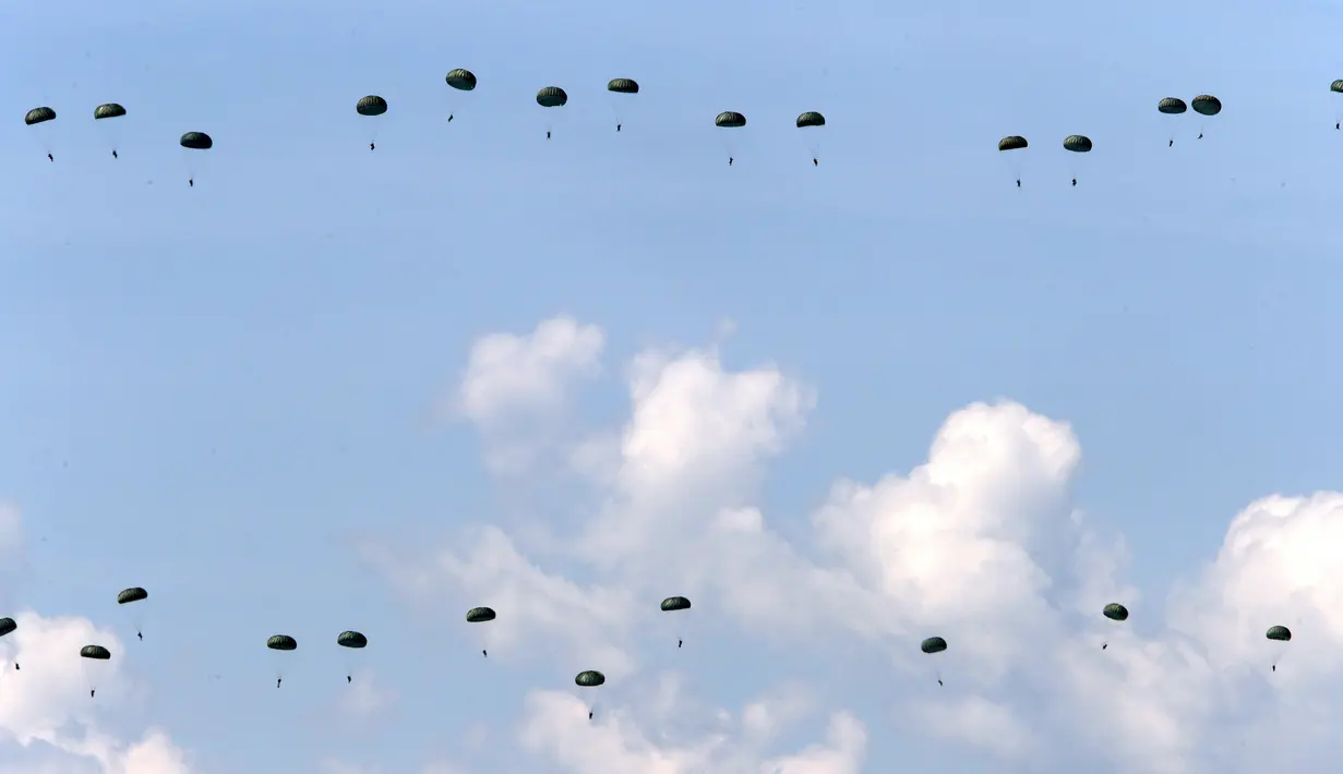 Pasukan terjun payung Italia berpartisipasi dalam operasi udara selama latihan militer Swift Response 22 di poligon pelatihan tentara Krivolak, Makedonia Utara, 12 Mei 2022. Latihan militer Swift Response 22 dilakukan untuk menunjukkan kemampuan negara-negara NATO siap ditempatkan di mana saja di seluruh dunia serta tentaranya dapat beroperasi bersama secara profesional dan sukses. (AP Photo/Boris Grdanoski)