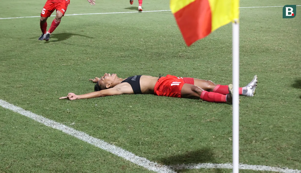 <p>Selebrasi gelandang Timnas Indonesia U-22, Beckham Putra setelah mencetak gol kelima ke gawang Thailand pada laga final cabor sepak bola SEA Games 2023 di National Olympic Stadium, Phnom Penh, Kamboja, Selasa (16/5/2023). (Bola.com/Abdul Aziz)</p>