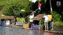 Peserta menyusuri sungai Bone menggunakan rakit tradisional di Gorontalo, Sabtu (23/3). Kegiatan ini dilaksanakan sebagai upaya meningkatkan kesadaran masyarakat Bonebol untuk bisa menjaga kelestarian sungai. (Liputan6.com/Arfandi Ibrahim)