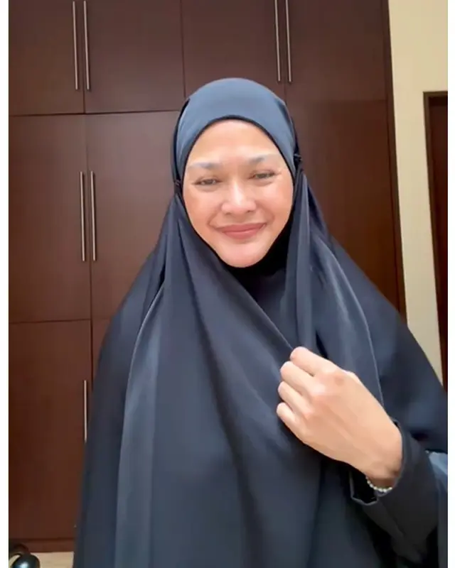 6 Potret Donna Harun berhijab syari ini bikin pangling, disebut mirip menantunya