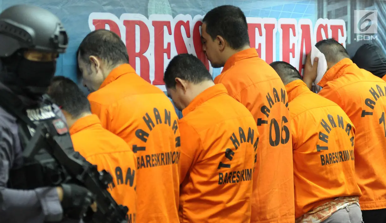 Tersangka kasus Tindak Pidana Perdagangan Orang diperlihatkan saat rilis di Bareskrim Mabes Polri, Jakarta, Senin (23/4). Bareskrim Mabes Polri menahan delapan tersangka kasus Tindak Pidana Perdagangan Orang. (Liputan6.com/Helmi Fithriansyah)
