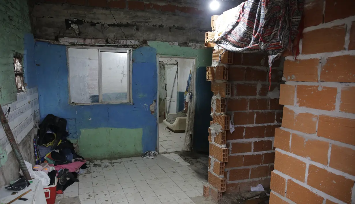 Pemandangan sebuah rumah tempat polisi menggerebek mencari kokain yang dipalsukan di kawasan kumuh Villa Puerta 8, provinsi Buenos Aires, , Argentina, 2 Februari 2022. Lebih dari selusin orang tewas dan 50 lainnya di rawat di rumah sakit setelah mengonsumsi kokain palsu. (Eliana OBREGON/AFP)