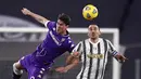 Kapten Juventus, Leonardo Bonucci, duel udara dengan pemain Fiorentina, Dusan Vlahovic, pada laga Liga Italia di Turin, Rabu (23/12/2020). Fiorentina menang dengan skor 0-3. (Fabio Ferrari/LaPresse via AP)