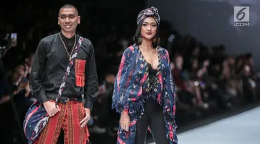 Musisi Rayi RAN dan Marion Jola mengenakan busana rancangan Anne Avantie yang bertajuk Badai Pasti Berlalu pada perhelatan Jakarta Fashion Week 2019 di Senayan City, Selasa (23/10). (Liputan6.com/Faizal Fanani)