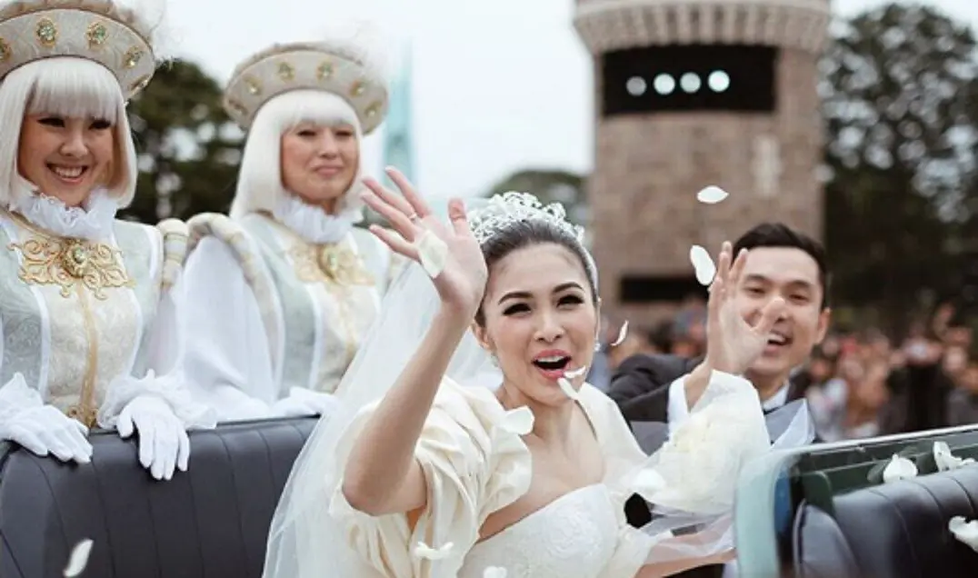 Pernikahan impian Sandra Dewi dan Harvey Moeis yang digelar di kastil Cinderella di Disneyland, Jepang (foto: Instagram)