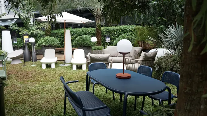 Dua Furnitur Wajib Dimiliki yang Bikin Betah Duduk di Taman
