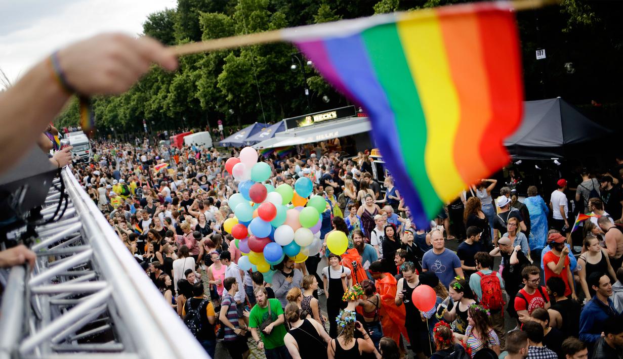 Suasana perayaan dilegalkannya pernikahan LGBT dalam parade ‘Gay Pride’ di Berlin, Jerman, Sabtu (22/7). Prancis, Denmark, Spanyol dan Inggris adalah negara yang lebih dulu dilegalkannya pernikahan sesama jenis sebelum Jerman. (AP/Markus Schreiber)