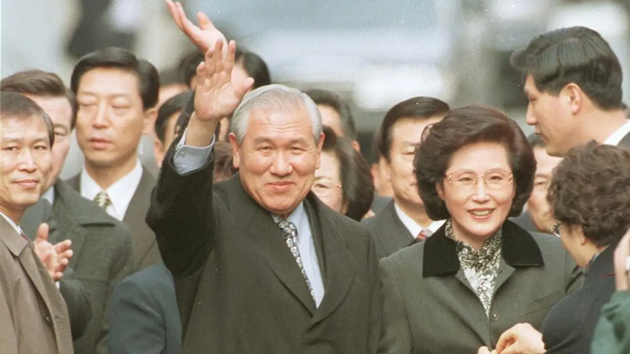 Mantan Presiden Korsel, Roh Tae-woo, bersama Ibu Negara Kim Ok-sook.