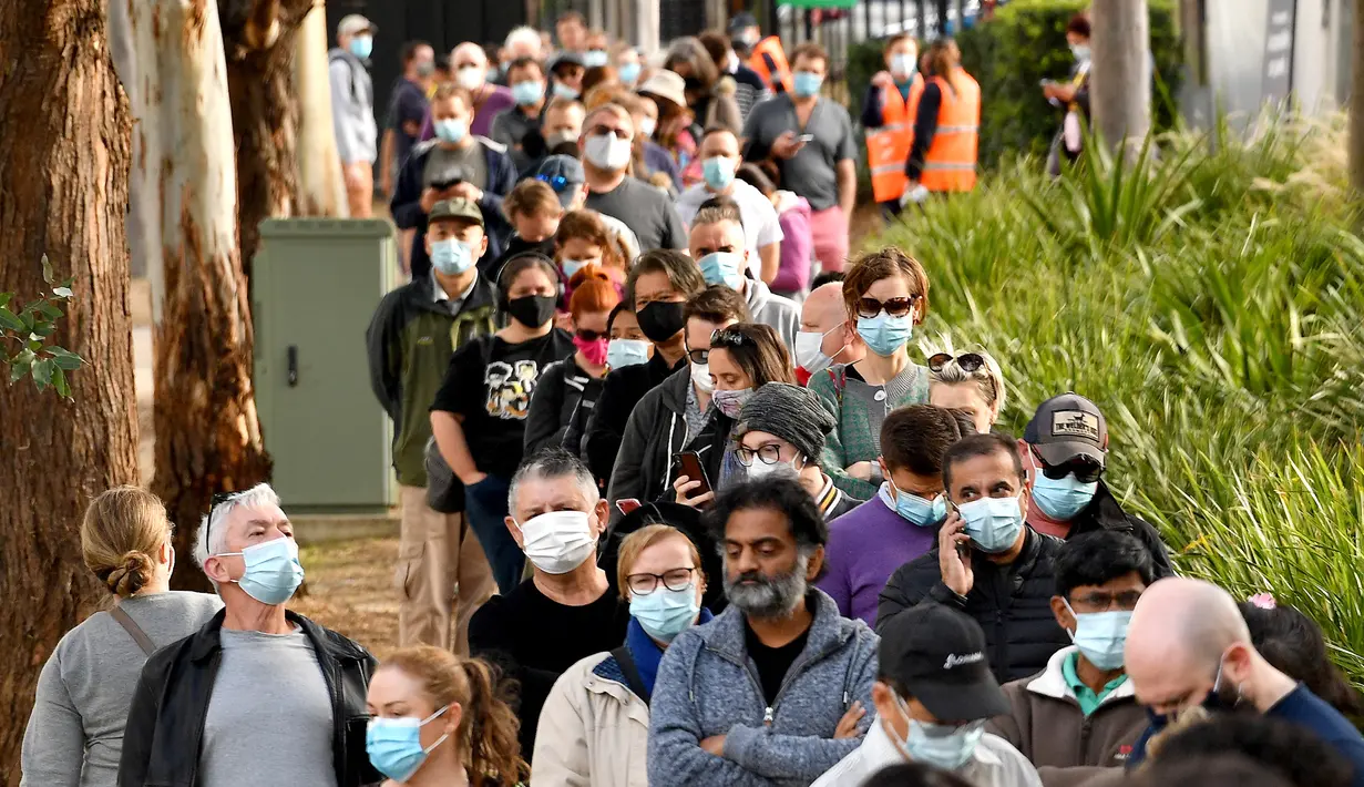 Antrean warga Sydney di luar pusat vaksinasi Covid-19 di Sydney, Australia, Kamis (24/6/2021). Sebagian besar warga Sydney dilarang meninggalkan kota untuk menghentikan penyebaran virus corona Covid-19 varian Delta yang sangat menular ke wilayah lain. (SAEED KHAN / AFP)