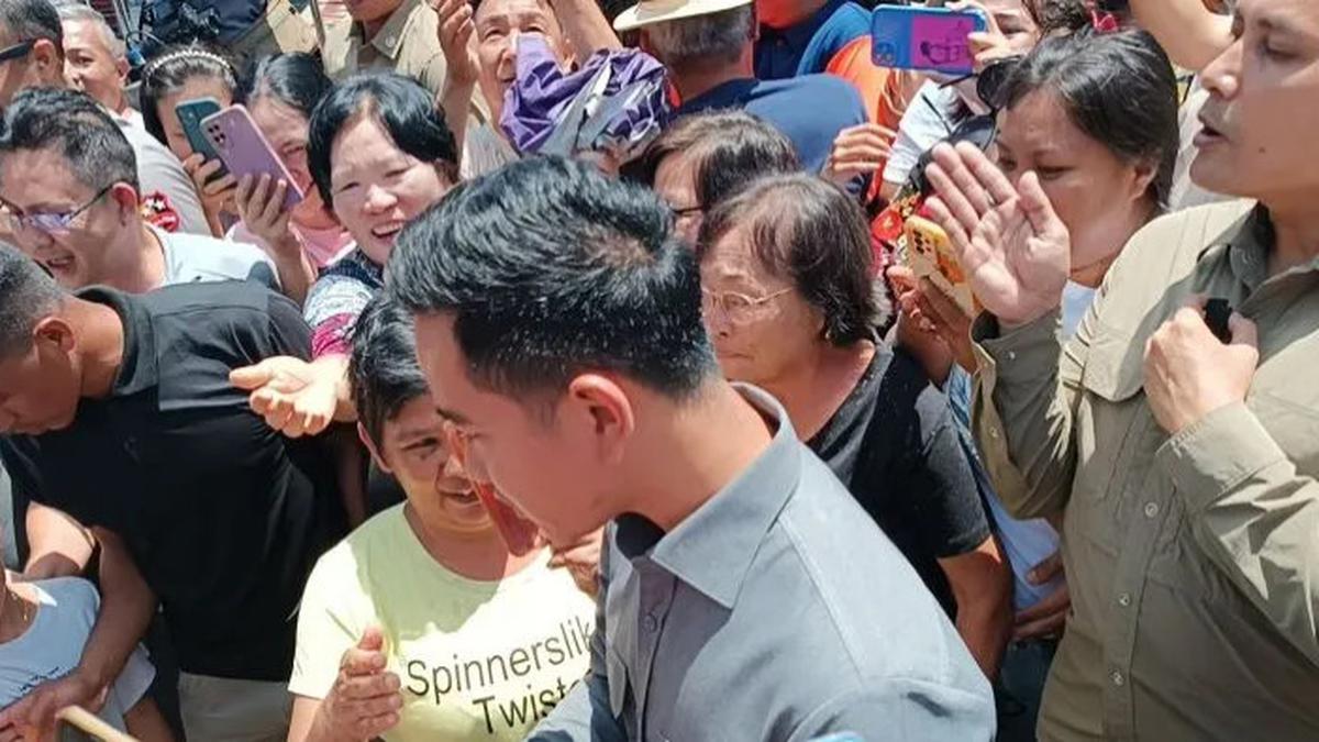 Wapres Gibran tertegun lihat kerusakan Gereja Katolik di Minahasa akibat gempa M7,6. Momen emosional saat tinjau lokasi.