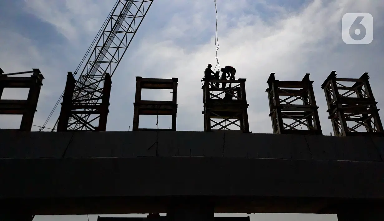 Pekerja menyelesaikan pembangunan jembatan penghubung Dadap Tangerang-Pulau C di Kamal Muara, Penjaringan, Jakarta Utara, Minggu (17/11/2019). Jembatan tersebut nantinya akan menghubungkan wilayah Dadap di Tangerang dengan reklamasi Pulau C di Jakarta. (merdeka.com/Iqbal Nugroho)