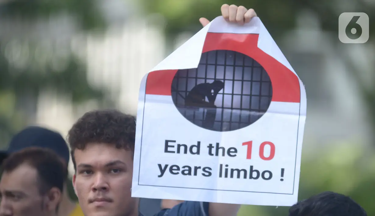 Seorang imigran pencari suaka melakukan aksi unjuk rasa di depan kedutaan besar Australia, Kuningan, Jakarta, Jumat (3/6/2022). Dalam aksinya mereka menuntut kejelasan untuk mendapatkan suaka di Australia sebagai negara ketiga yang akan menampung setelah berpuluh tahun menunggu di Indonesia. (merdeka.com/Imam Buhori)