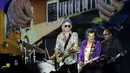 Aksi gitaris The Rolling Stones Ronnie Wood dan Keith Richards selama konser bagian dari tur Eropa "Sixty" di stadion Groupama, di luar Lyon, Prancis tengah, Selasa (19/7/2022). (AP Photo/Laurent Cipriani)