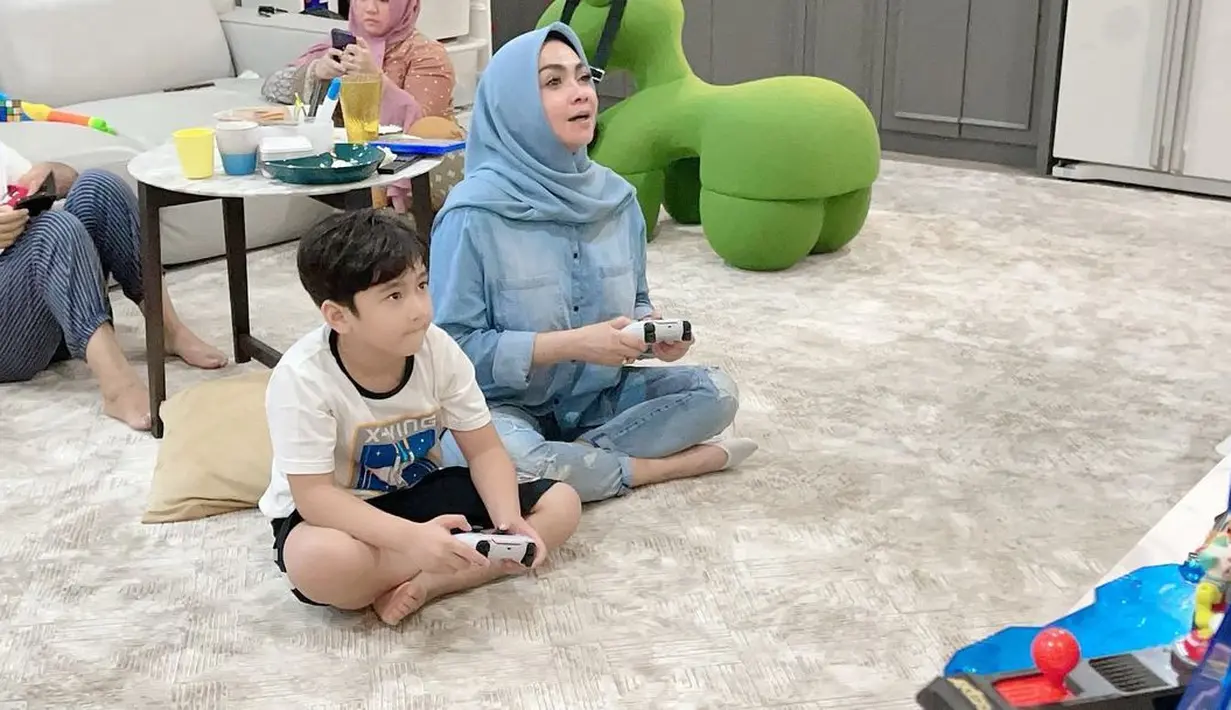 Mama Rieta dan Rafathar (Instagram/rieta_amilia)