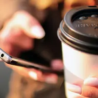 Ilustrasi: sekarang ini banyak pengguna smartphone menggunakan perangkatnya untuk membaca berita (sumber: thenewshacker.com)