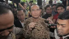 Mantan M‎enteri Agama Suryadharma Ali atau SDA memenuhi panggilan penyidik KPK, Jakarta, Jumat (10/4/2015). SDA akan diperiksa sebagai tersangka kasus dugaan korupsi penyelenggaraan haji di Kementerian Agama 2012-2013. (Liputan6.com/Herman Zakharia)