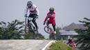 Toni Syarifudin (45) pebalap sepeda BMX Indonesia tertinggal di belakang Kristens Krigers asal Latvia. pada Jakarta International BMX yang digelar di Sirkuit BMX Pulomas, Minggu (16/2/2020).  (Bola.com/Peksi Cahyo)