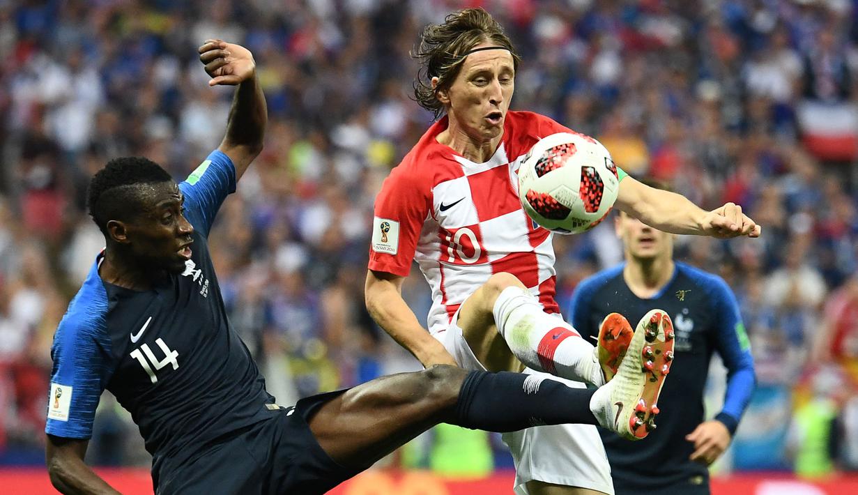 Pertandingan berjalan cukup seru sejak babak pertama. Kroasia unggul dalam penguasaan bola. Namun, Prancis memiliki serangan balik yang mematikan. (AFP/Franck Fife)