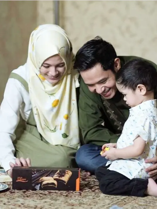 "Hadehhh...lesung pipi'a bikin gagal fokus nich😍😍😍nie mah @ichasoebandono bngt dunddd," tulis brandalerzzz. "Aduhh lesung pipitnya," tulis dewwi_senja. "@ichasoebandono selamat ya kak.... ada lesung pipit nya juga," tulis sitihalimah7. 