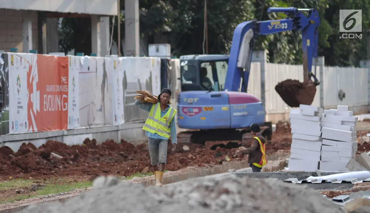 Pekerja memindahkan balok kayu saat pengerjaan renovasi pedestrian di Jalan Gerbang Pemuda, Jakarta, Selasa (17/4). Jelang perhelatan Asian Games XVIII, pedestrian di sekitar kawasan Gelora Bung Karno (GBK) terus ditata. (Liputan6.com/Helmi Fithriansyah)