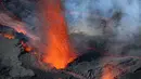 Foto udara pada 22 Desember 2021 menunjukkan gunung berapi Piton de la Fournaise yang meletus di pulau Reunion, Samudra Hindia Prancis. Gunung yang memiliki ketinggian 2632 meter ini meletus untuk kedua kalinya dalam setahun pada 22 Desember pukul 3:30 (12:30 di Paris).  (Richard BOUHET/AFP)