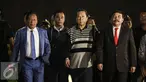 Terpidana kasus korupsi Bantuan Likuiditas Bank Indonesia (BLBI) Samadikun Hartono (tengah) tiba di Bandara Halim Perdana Kusuma, Jakarta, Kamis (21/4/2016) Samadikun telah ditangkap di Shanghai, China beberapa waktu lalu. (Liputan6.com/Faizal Fanani)