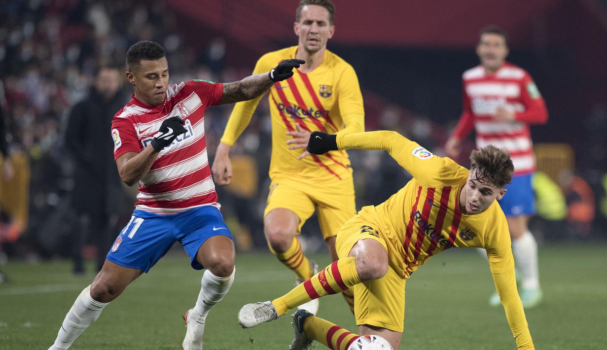 Pada menit ke-26 Granada balik mengancam melalui Darwin Machis (kiri). Sepakan redahnya masih dapat diantisipasi kiper Barceloma Marc-Andre ter Stegen. Skor 0-0 pun bertahan hingga babak pertama usai. (AFP/Jorge Guerrero)