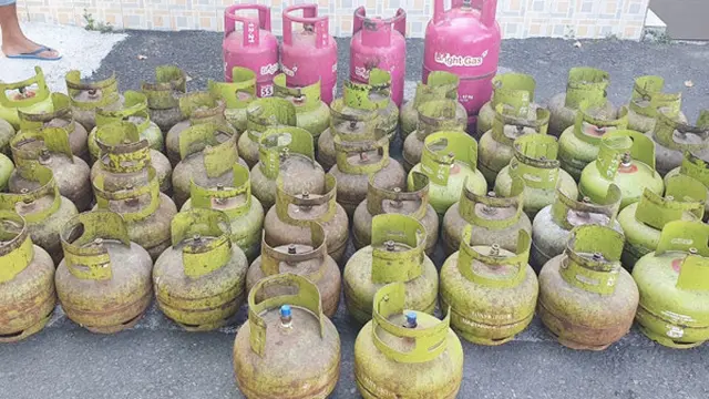 Puluhan tabung gas LPG yang diamankan aparat Polres Bitung.