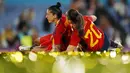 Gelandang Timnas Wanita Spanyol, Jennifer Hermoso (kiri) berbaring di lapangan bersama rekannya, Rocio Galvez dalam perayaan kemenangan Timnas Spanyol atas Inggris pada laga final Piala Dunia Wanita 2023 di Australia Stadium, Sydney (20/8/2023). (AP Photo/Abbie Parr)